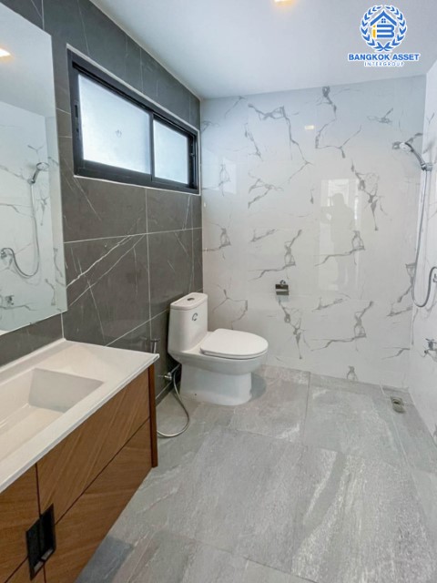 บ้านมือสอง ย่านกรุงเทพฯ ม.ชัยพฤกษ์ บางแวก เนื้อที่ 104.8 ตร.ว. ฟังก์ชัน 5 ห้องนอน 4 ห้องน้ำ จอดรถได้ 2 คัน บนทำเลเดินทางสะดวก เชื่อมต่อหลายเส้นทาง และเดอะมอลล์บางแค ทางด่วน "กาญจนาภิเษก" และรถไฟฟ้า "สถานีภาษีเจริญ"